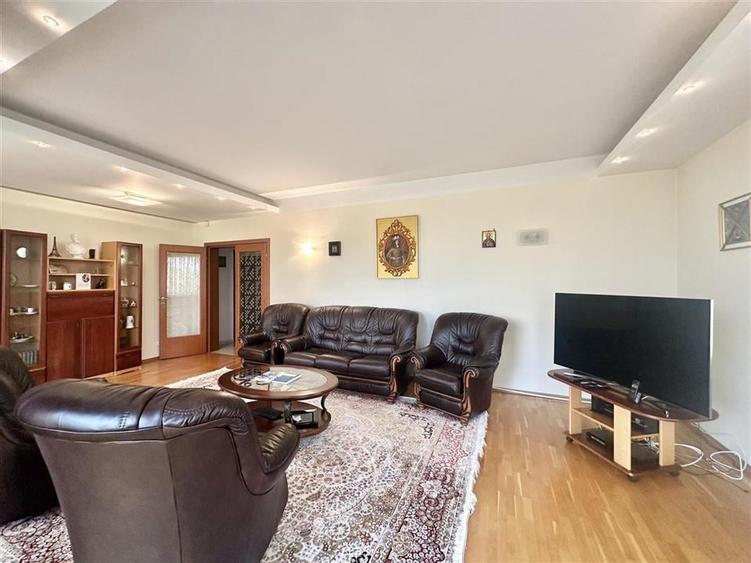 Apartament cu 3 camere decomandat, mobilat în Primăverii