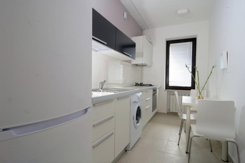 Apartament cu 2 camere semidecomandat, mobilat în Băneasa
