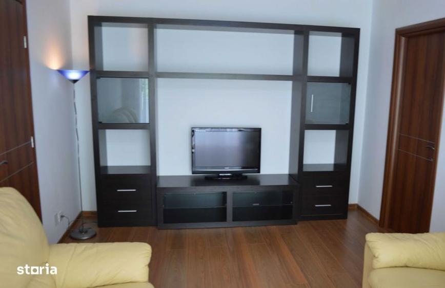 Apartament cu 3 camere semidecomandat în Titan