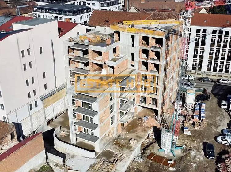 Apartament cu 4 camere semidecomandat în Central