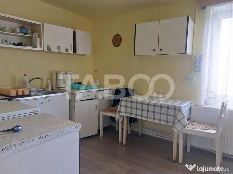 Apartament cu 3 camere semidecomandat în Central
