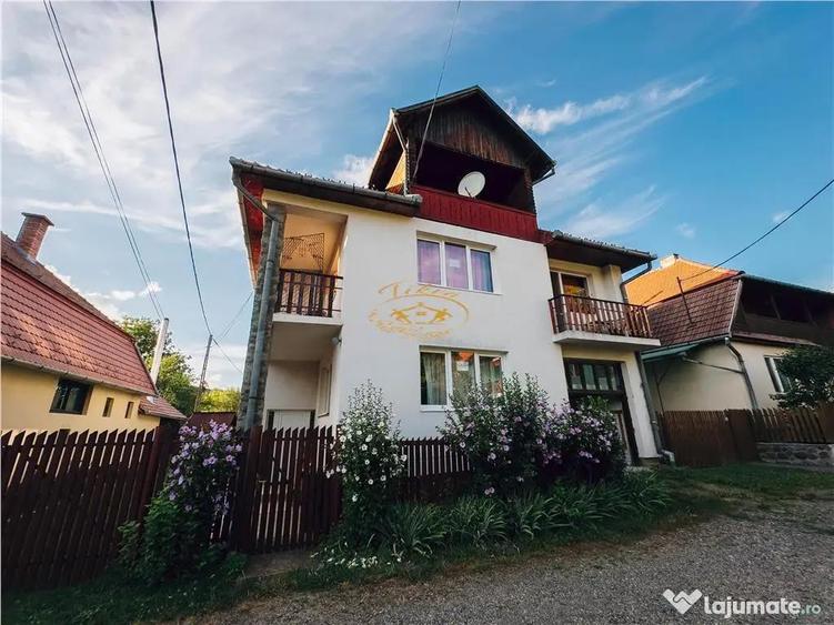 Casă cu 9 camere cu Teren 500 Mp în Praid