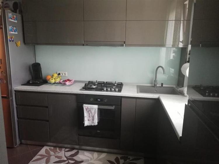 Apartament cu 3 camere decomandat, mobilat în Mircea cel Bătrân