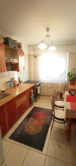 Apartament cu 3 camere decomandat în Tei