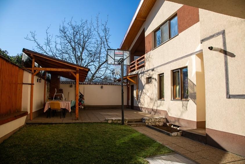 Casă individuală cu 8 camere cu Canalizare în Sub Arini
