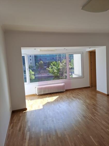 Apartament cu 4 camere semidecomandat în Splaiul Unirii