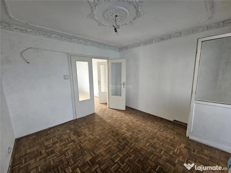 Apartament cu 3 camere semidecomandat în Micro I