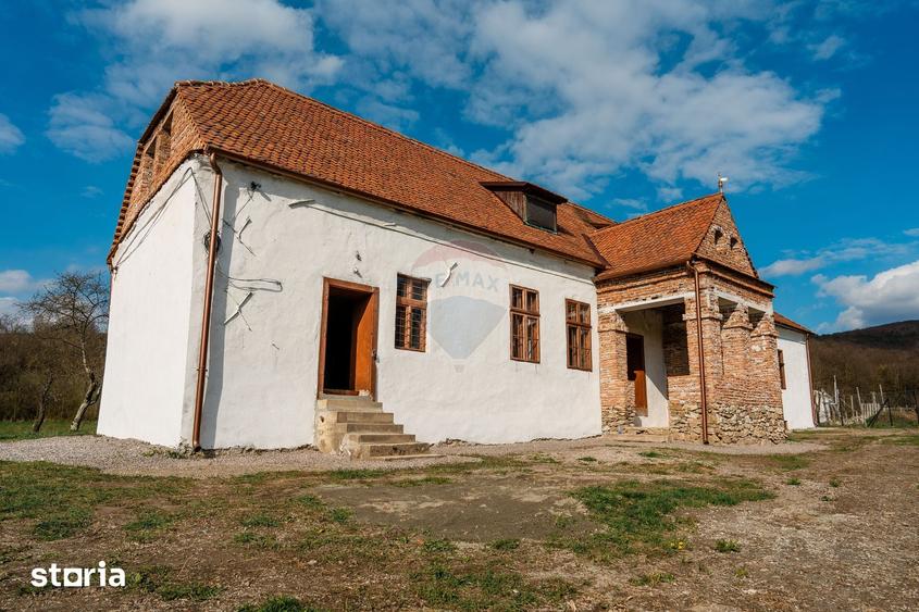 Casă cu 5 camere cu Teren 6000 Mp în Ozun