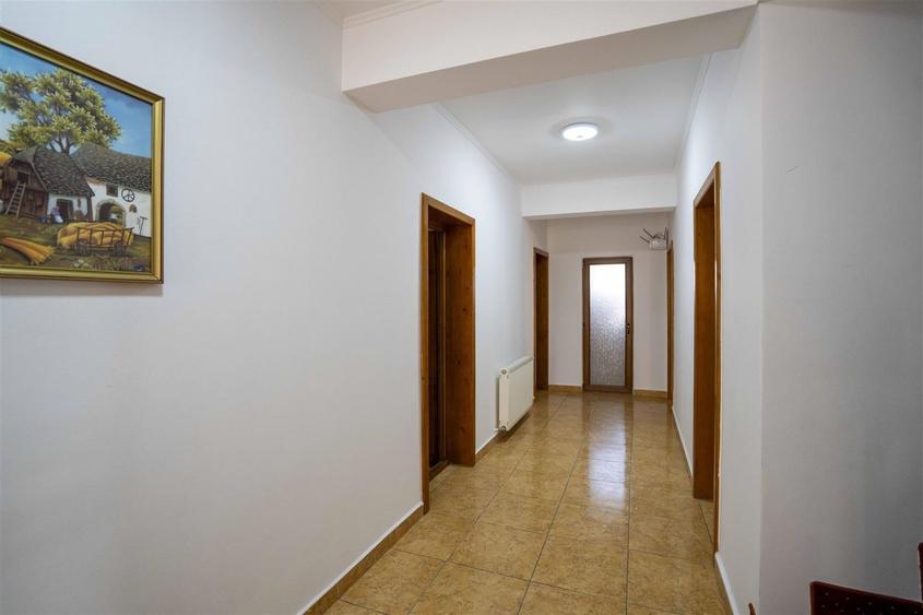 Spațiu comercial, de 599 mp, în Sânmartin