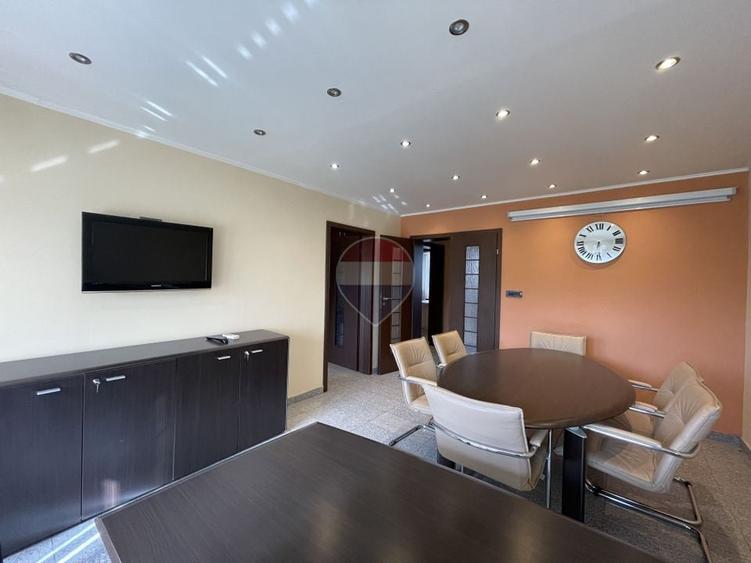 Apartament cu 4 camere semidecomandat, mobilat în P-ța Unirii