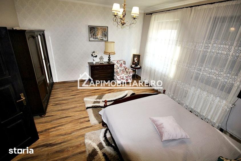 Casă cu 8 camere cu Teren 1100 Mp în Sântana de Mureș