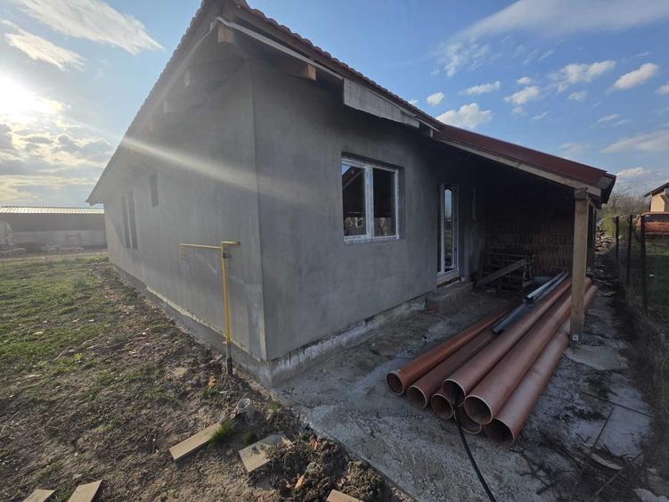 Casă cu 3 camere cu Teren 276 Mp în Parța