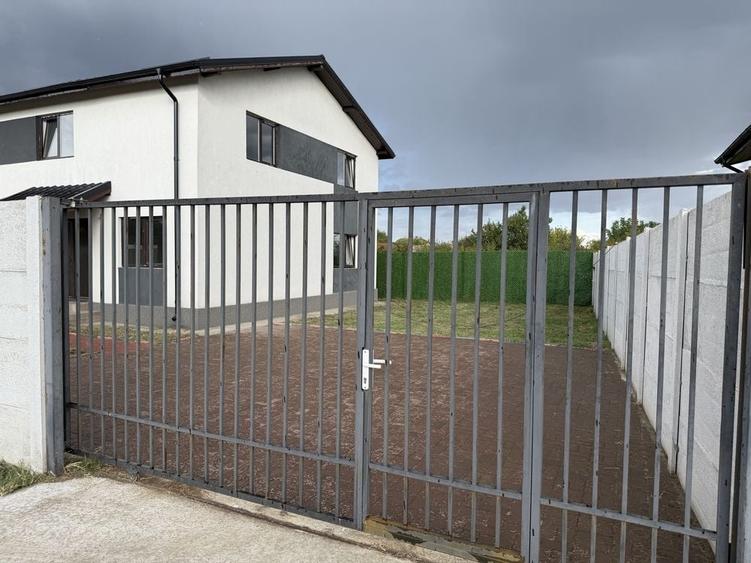 Casă cu 4 camere în Uiești