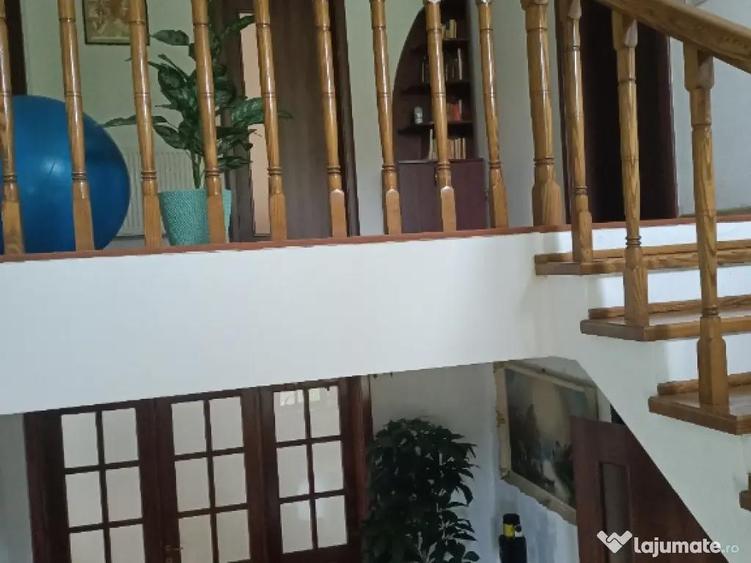 Casă cu 7 camere în Șura Mare