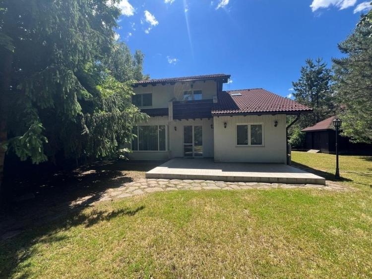 Casă cu 6 camere cu Teren 1064 Mp în Ostratu