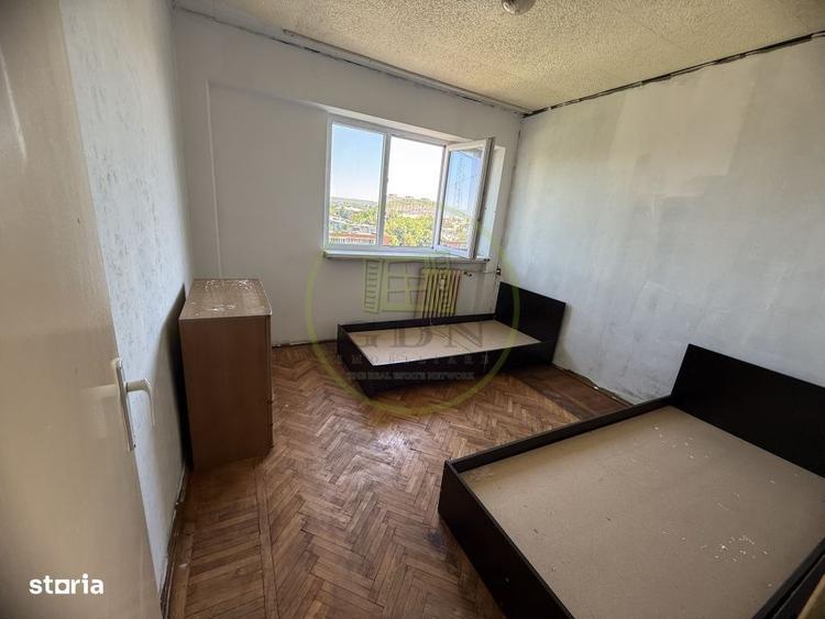 Apartament cu 4 camere semidecomandat în Calea București