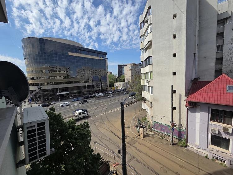 Apartament cu 3 camere decomandat în P-ța Victoriei