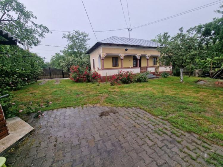 Casă cu 3 camere cu Teren 2100 Mp în Lunca