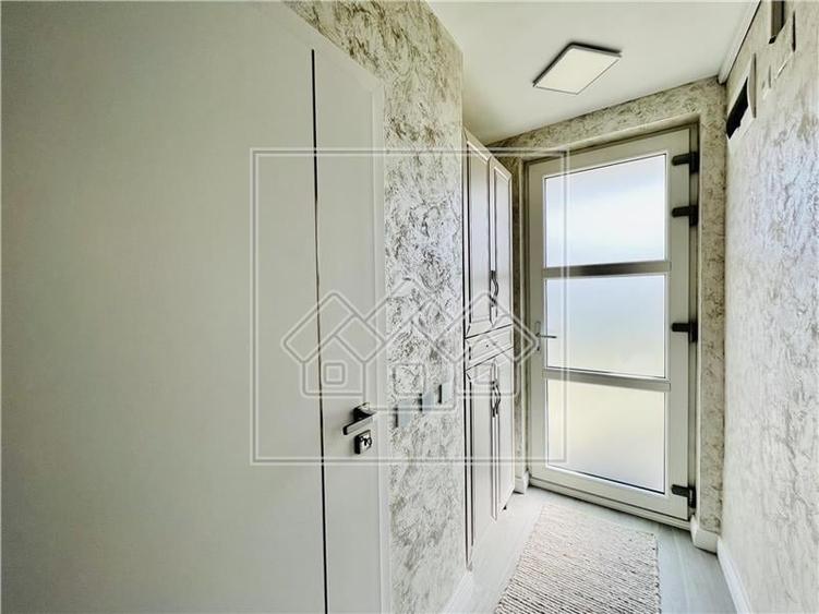 Duplex cu 4 camere cu Canalizare în Cristian