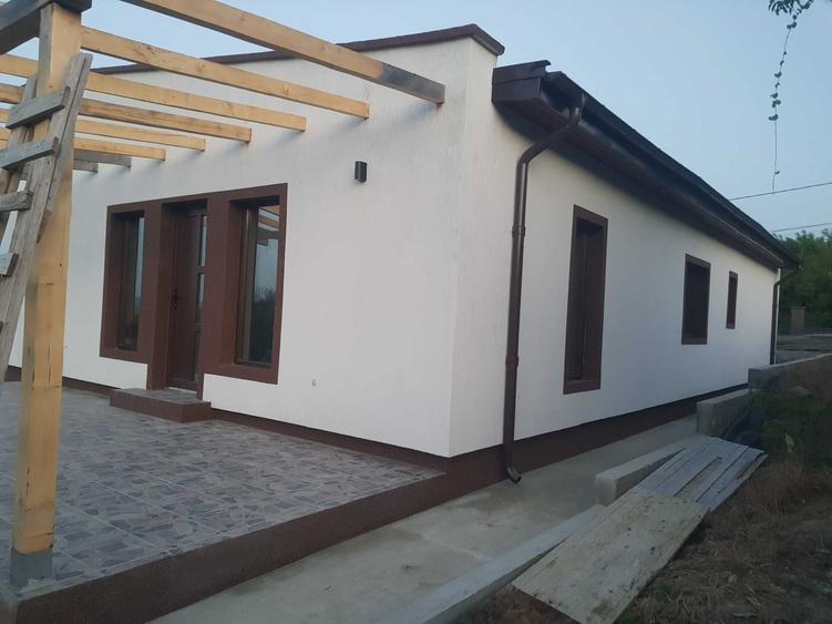 Casă cu 4 camere în Tomești