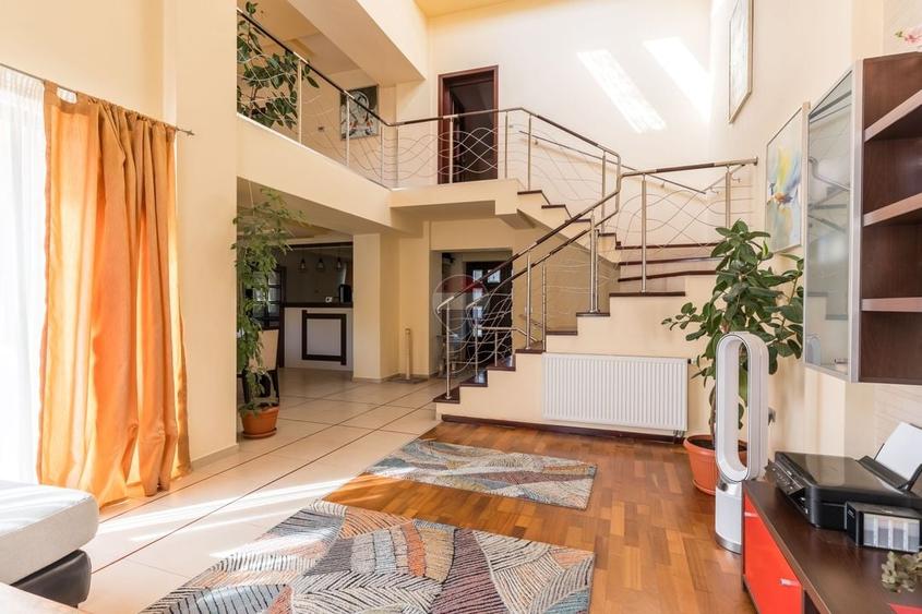 Casă individuală cu 7 camere cu Teren 1371 Mp în Nord-Est