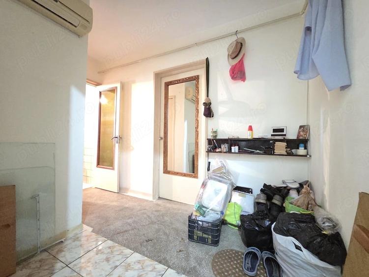 Apartament cu 3 camere semidecomandat în Micro 40