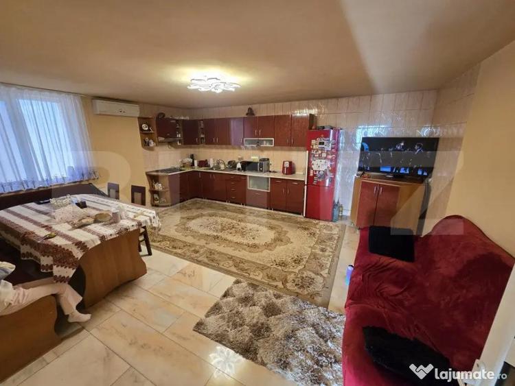 Casă cu 8 camere cu Teren 750 Mp în Micești