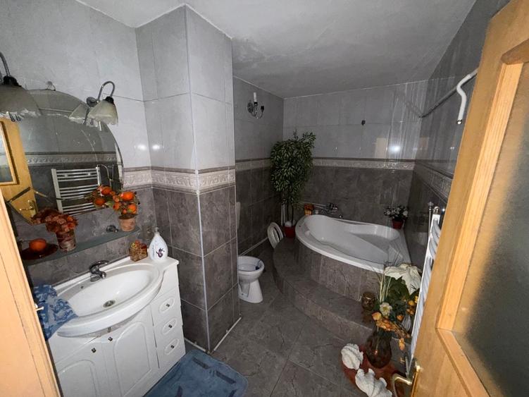 Apartament cu 5 camere semidecomandat, mobilat în Central