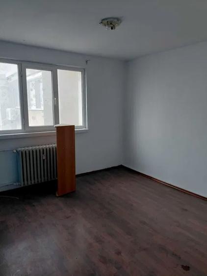 Apartament cu 3 camere decomandat în Micro 20