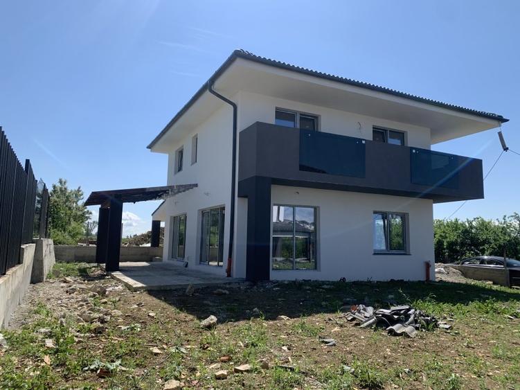 Casă individuală cu 4 camere cu Garaj în Dezmir
