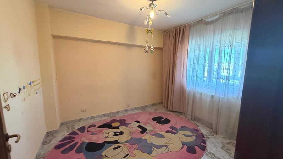 Apartament cu 4 camere decomandat în P-ța Muncii