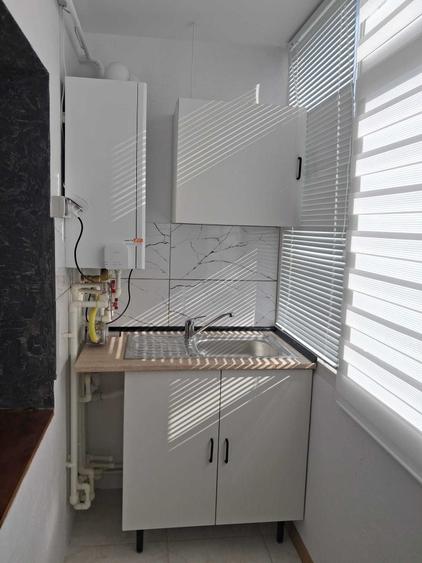 Apartament cu 3 camere semidecomandat în Craiovița Nouă