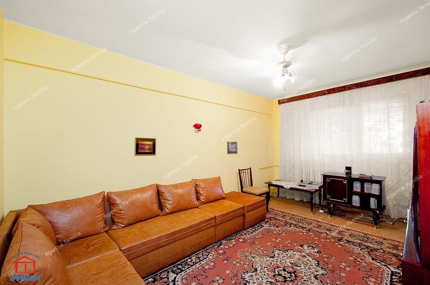 Apartament cu 3 camere decomandat, mobilat în