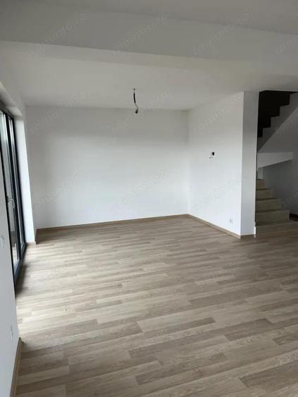 Vand duplex la cheie - suprafa?a utila este de 110 m2 , 3 dormitoare - 1