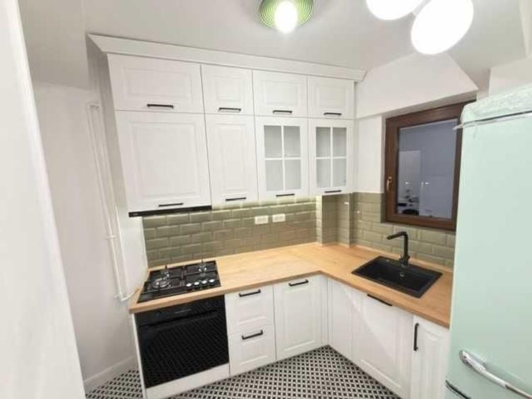Apartament cu 3 camere semidecomandat în Romană