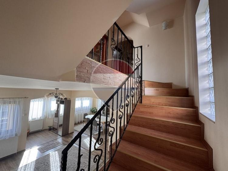 Casă individuală cu 6 camere cu Teren 268 Mp în Între Lacuri