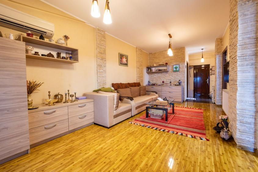 Apartament cu 3 camere semidecomandat, mobilat în Bucureștii Noi