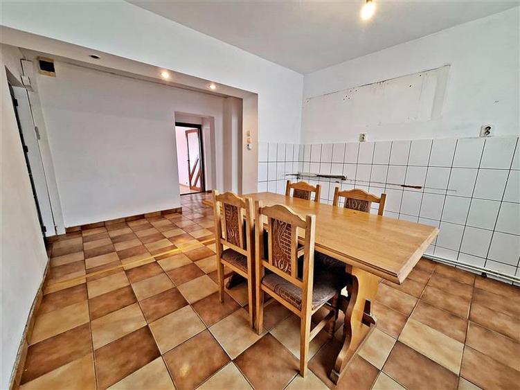 Apartament cu 3 camere decomandat în Narcisa