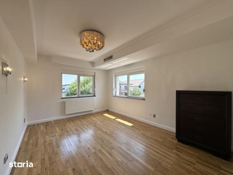 Casă cu 8 camere cu Teren 500 Mp în Odăi