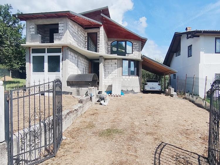 Casă cu Teren 683 Mp în Corbi