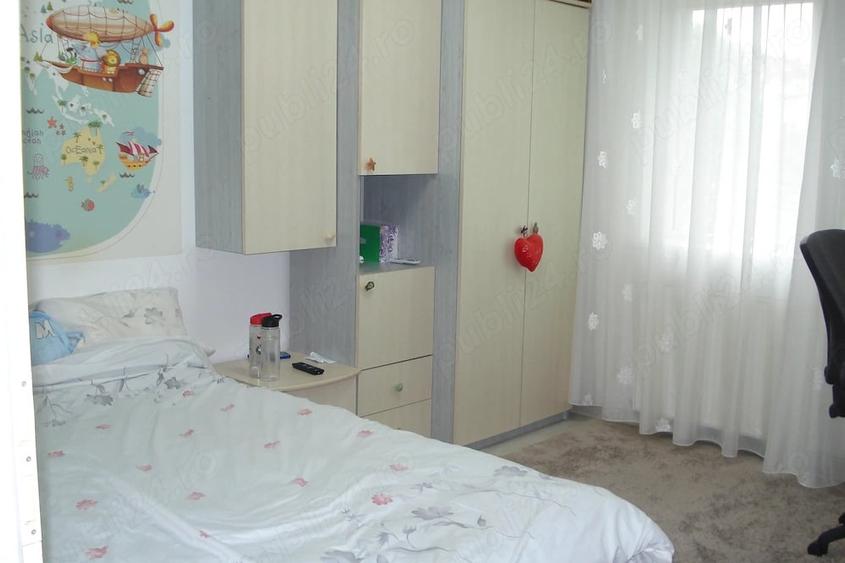 Apartament cu 4 camere decomandat în Lipovei