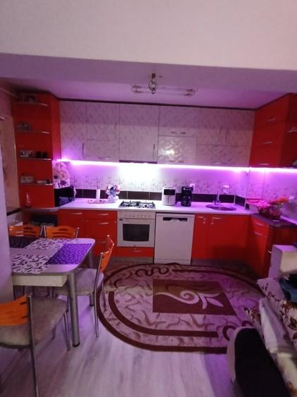 Apartament cu 3 camere decomandat, mobilat în Florești
