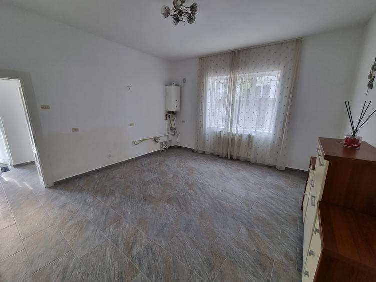 Casă individuală cu 4 camere cu Teren 995 Mp în Central