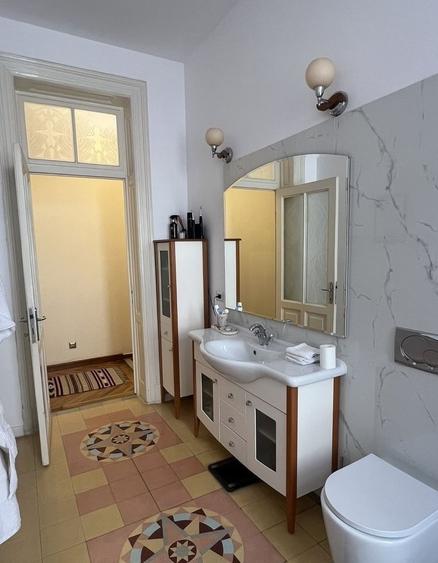 Apartament cu 3 camere semidecomandat în Cișmigiu
