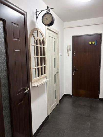 Apartament cu 3 camere semidecomandat, mobilat în Alexandru Obregia