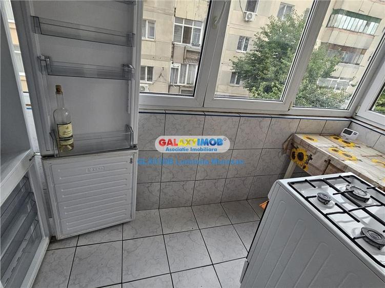 Apartament cu 3 camere decomandat în Micro 12