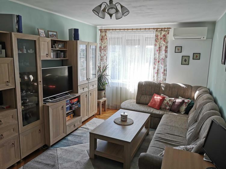 Apartament cu 4 camere decomandat în Sânmartin
