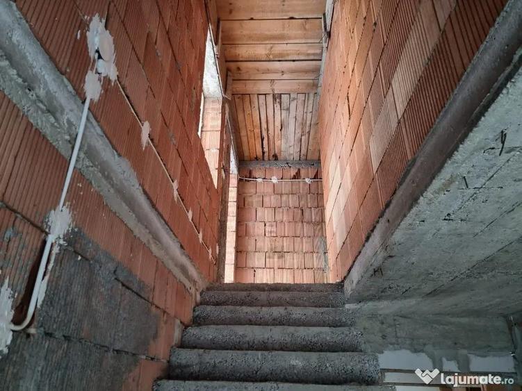 Casă cu 7 camere cu Teren 1251 Mp în Piatra
