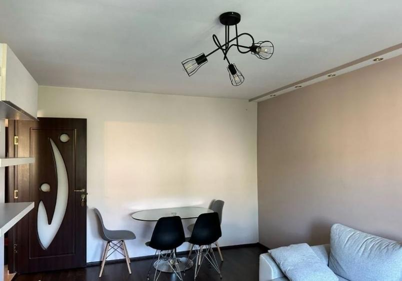 Apartament cu 3 camere decomandat în Nicolina