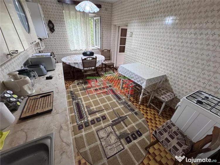 Casă cu 7 camere cu Teren 938 Mp în Orașul de Jos